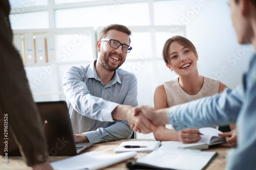 Fotomural business man shaking hands with his colleague