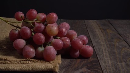 Wall Mural - Racimo de uvas rojas en la mesa