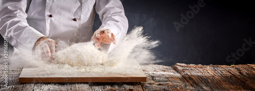 Fotografía Freeze motion of an explosion of flour
