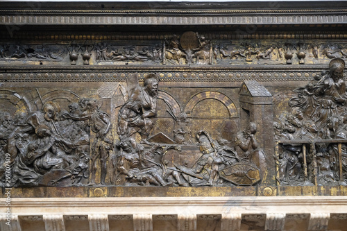 Fotomural Right side of the bronze pulpit with the stories of the Redeemer, work by Donate