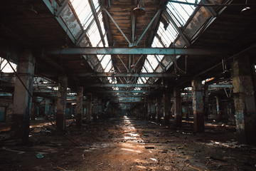  Zniszczona i opuszczona hala przemysłowa magazynu lub hangaru w trakcie przebudowy