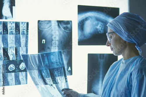 Fotografía Two female women medical doctors looking at x-rays in a hospita