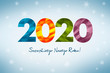Szczęśliwego Nowego Roku 2020, koncepcja kartki noworocznej w języku polskim z zimowym motywem, dużym napisem 2020 złożonym z kolorowych figur geometrycznych