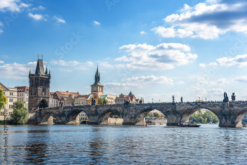 Fotografía View of the city of Prague and the Charles Bridge and Vltava River