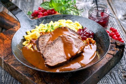 Fotografía Traditioneller geschmorter marinierter deutscher Sauerbraten vom Rind mit Spätzl