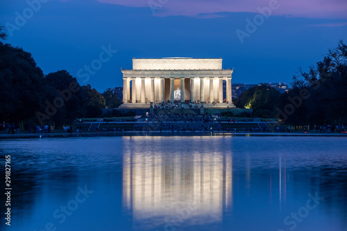 Photographie Lincoln Memorial in Washington D.C. in the evening