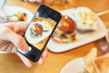 Hamburger Teller Wird Mit Smartphone Fotografiert