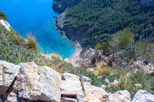 Fotografía Mallorca blue lagooon panorama view with Mountains and green forest and blue sky