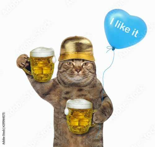 Fotomural The cat in a golden cap with a blue balloon is holding two mugs of beer