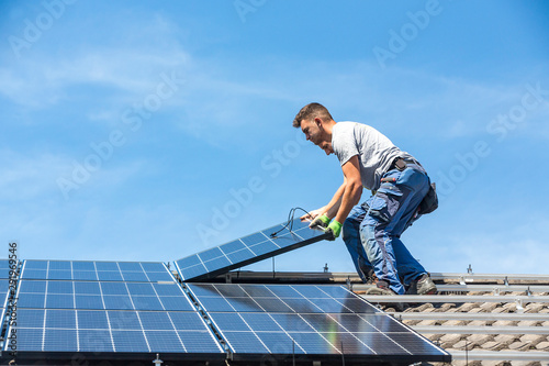 Fotografía Installing solar photovoltaic panel system