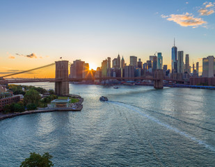 Fototapete - New York City skyline buildings Brooklyn Bridge evening sunset