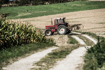 Wall Mural - tracteur et sa remorque pour labourer les champs dans un joli paysage