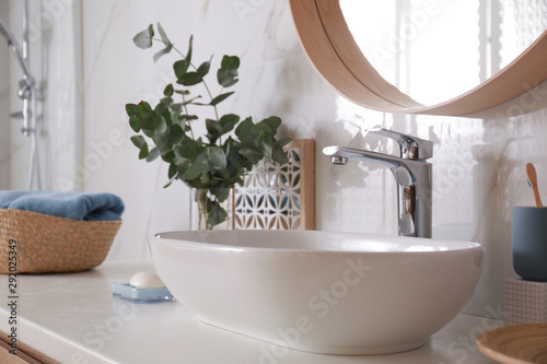 Cuadros en Lienzo Stylish bathroom interior with vessel sink and decor elements
