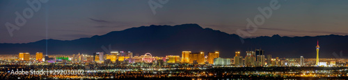 Photo Aerial night high angle view of the downtown Las Vegas Strip