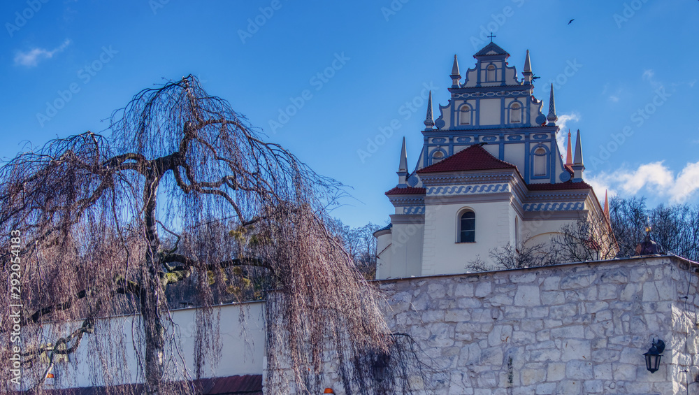 Obraz na płótnie Turystyczne miasteczko Kazimierz Dolny, widok  na górkę z kościołem parafialnym w stylu renesansu w salonie