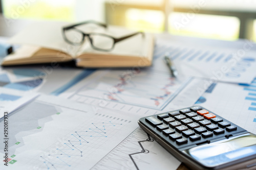 Fotografía businessman working using a calculator finance accounting concept achievement to