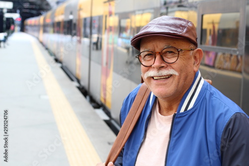 Cuadros en Lienzo Senior Hispanic man at train station