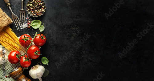 Fotografía Italian food background with ingredients