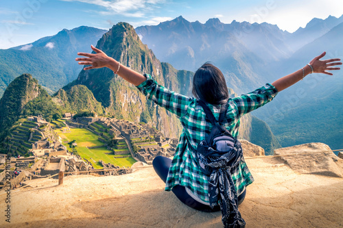 Fotografía A woman tourist contemplating the amazing landscape of Machu Picchu with arms open