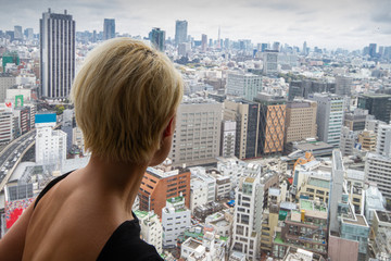 Ragazza vista Tokyo  grattaceli