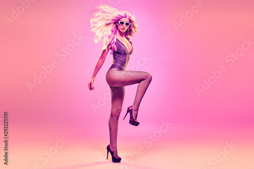Plakaty POP  moda-disco-party-dziewczyna-tanczy-w-neonowym-swietle