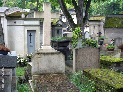 Fotomural Graves and tombs in Père Lachaise cemetery, Paris, France, spring, 2019