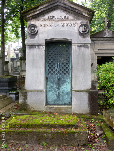 Cuadros en Lienzo Graves and tombs in Père Lachaise cemetery, Paris, France, spring, 2019