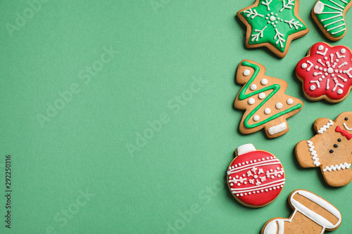Cuadros en Lienzo Flat lay composition with tasty homemade Christmas cookies on green background,