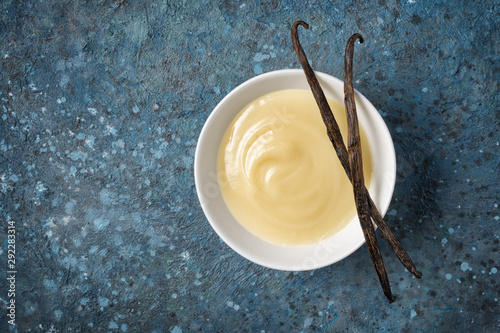 Cuadros en Lienzo Bowl of tasty sweet sauce with vanilla sticks