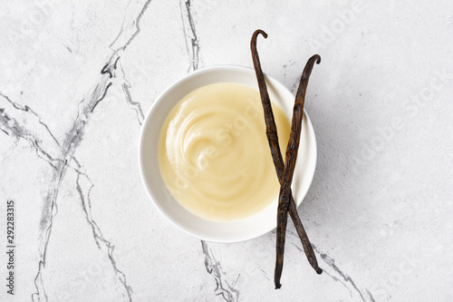 Fotografía Bowl of tasty sweet sauce with vanilla sticks