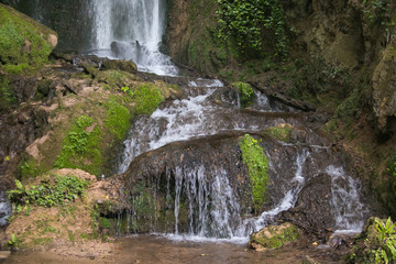 Dettagli della cascata di Pale nel parco dell'Altolina in Umbria