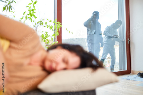 Fotomural Einbrecher bei Überfall mit Frau im Haus