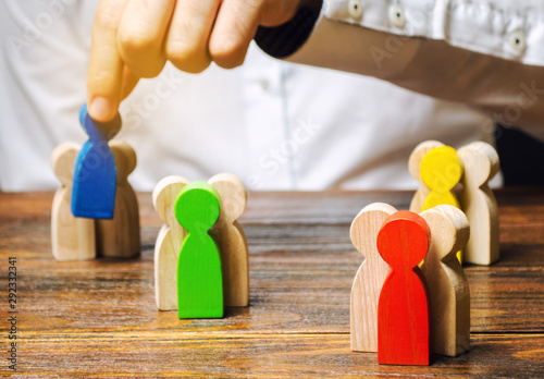 Fotomural Groups of multicolored wooden people and businessman