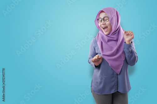 Fotomural Happy Funny Asian Muslim Woman Dancing Full of Joy
