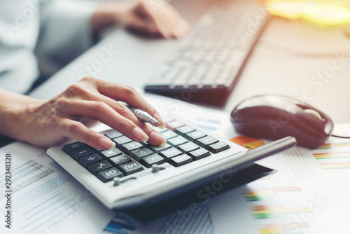 Cuadros en Lienzo hand of business woman accountant or banker making calculations.