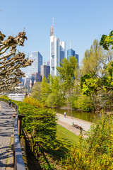 Sticker - Frankfurt am Main, Ansicht vom Sachsenhäuser Ufer. Rechts die Maininsel. 17.04.2018. 