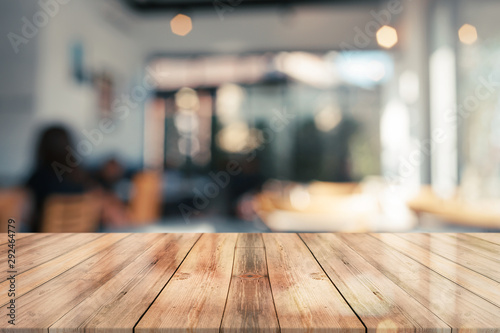Fotografía 3D Rendering, Empty wooden table top with lights bokeh on blur restaurant backgr