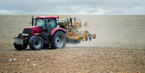 Wall Mural - jolie panorama avec un agriculteur au travail dans les champs