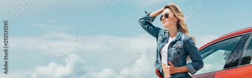 Cuadros en Lienzo panoramic shot of attractive woman in denim jacket looking away