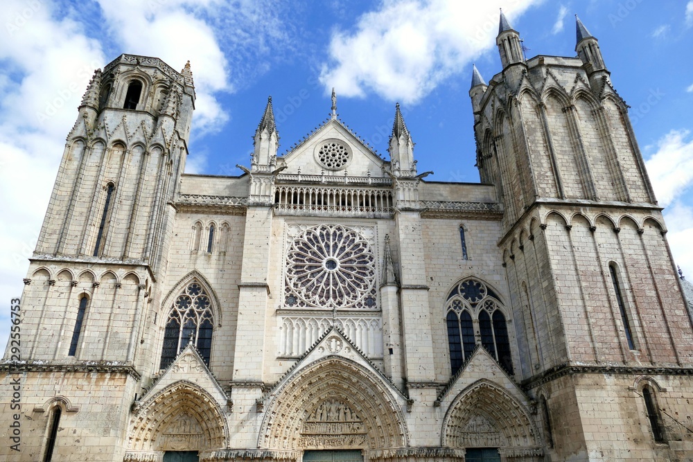 Façade de la cathédrale Saint-Pierre de Poitiers - obrazy, fototapety, plakaty 