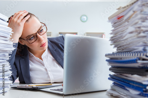 Fotomural Tired businesswoman with paperwork workload