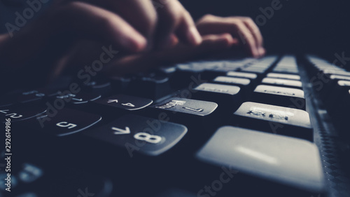 Fotografía Close-up soft-focus finger typing on keyboard