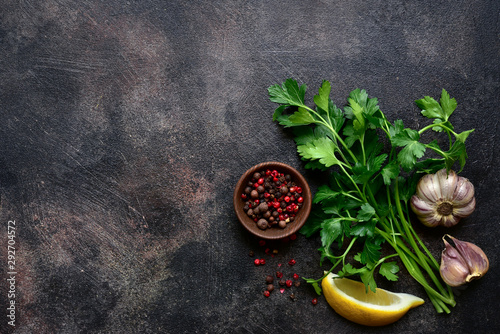 Fotomural Culinary background with spices : garlic, parsley, pepper and lemon