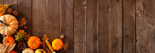 Fotografía Autumn corner border banner of pumpkins, gourds and fall decor on a rustic wood