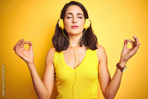 Plakaty elektroniczna muzyka  mloda-piekna-kobieta-slucha-muzyki-za-pomoca-sluchawek-na-zoltym-odosobnionym-tle-relaks