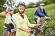 Senioren machen Urlaub mit dem Fahrrad