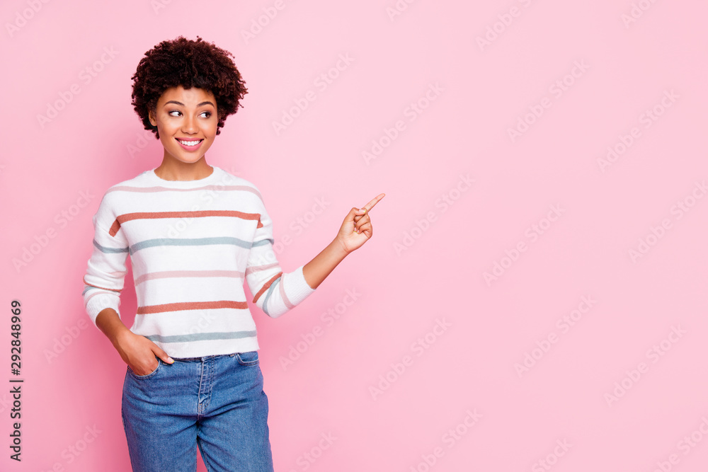 Photo of pretty dark skin wavy lady indicating finger to empty space showing good prices banner wear striped jumper isolated pastel pink color background - obrazy, fototapety, plakaty 