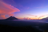 Fototapeta  - vor sonnenaufgang am vulkan gunung batur auf bali in indonesien