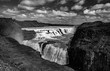 Gullfoss Island schwarz-weiß Sehenswürdigkeit Attraktion Wasserfall Stufen Schmelzwasser Erderwärmung Elemente Klimawandel Wolken Mittsommer Gischt Spray Aussicht Panorama Tourismus Plattform stürzen