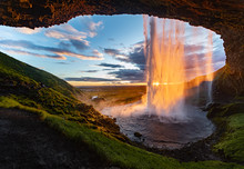 Seljalandsfoss Island Wasserfall Waterfall Iceland Reise Midsummer Mittsommer Gegenlicht Hoffnung Höhle Farben Sonnenuntergang Wasservorhang Sehenswürdigkeit Sunset Midnight Sun Iceland